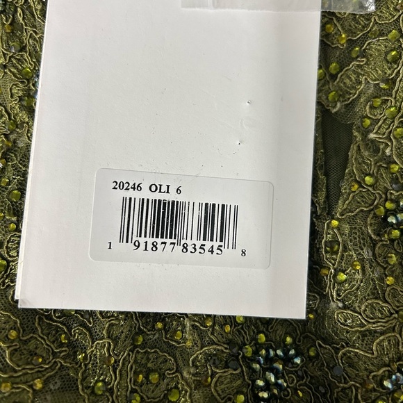 Mac Duggal 20246 NWT FEATHERED CRYSTAL EMBELLISHED SLEEVELESS GOWN - Picture 9 of 9